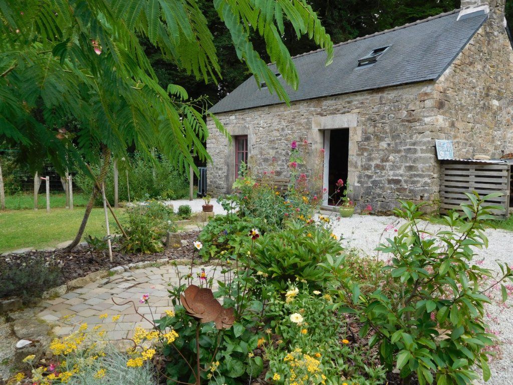 Atelier situé à Saint-Goazec (Finistère), à 250 mètres du château de Trevarez direction Laz.
