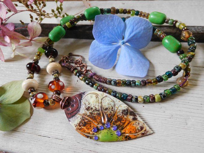 Long collier bohème perles en verre et émaux sur cuivre