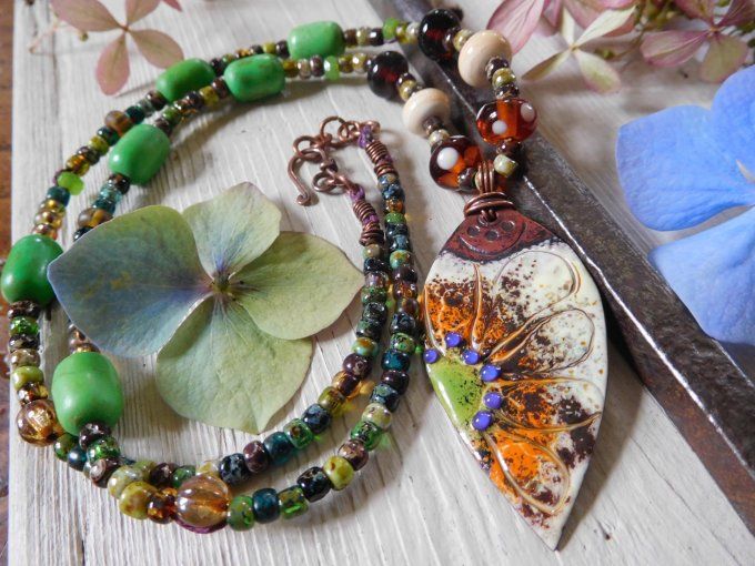 Long collier bohème perles en verre et émaux sur cuivre