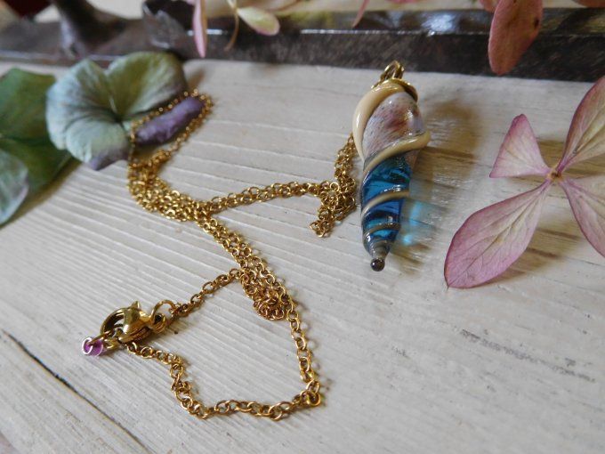 Pendentif en verre "coquillage" avec chaîne