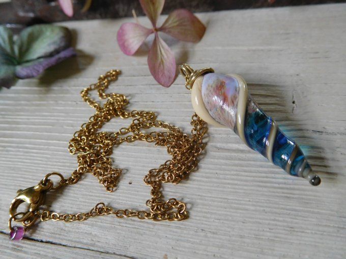 Pendentif en verre "coquillage" avec chaîne