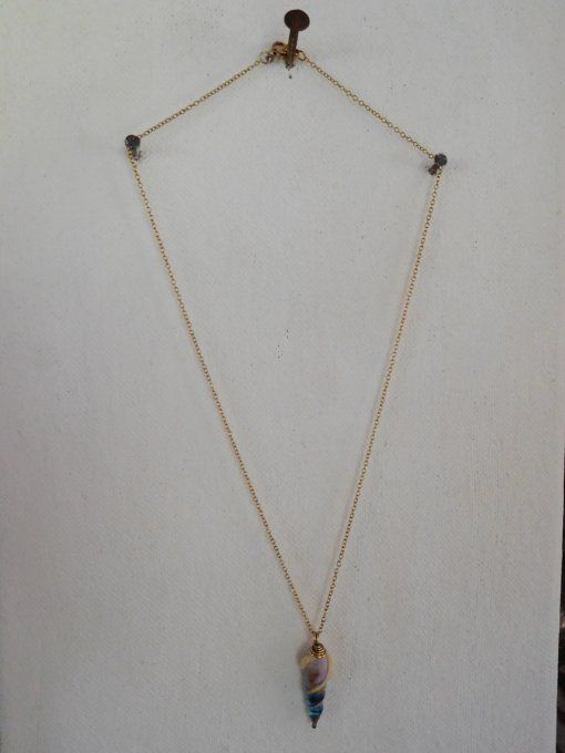 Pendentif en verre "coquillage" avec chaîne