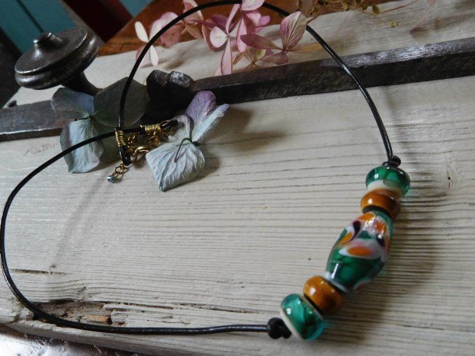 Collier ras de cou perles en verre et cordon cuir