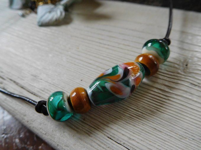 Collier ras de cou perles en verre et cordon cuir