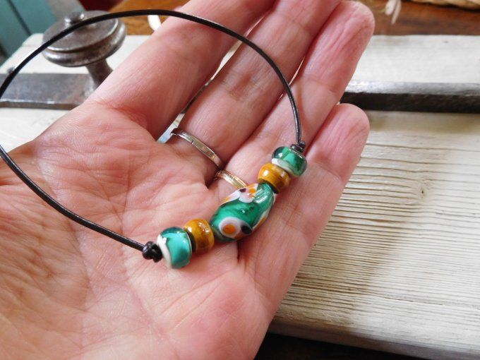 Collier ras de cou perles en verre et cordon cuir