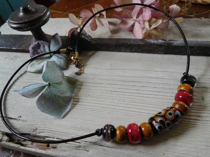 Collier ras de cou perles en verre et cordon cuir