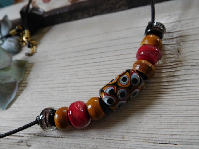 Collier ras de cou perles en verre et cordon cuir