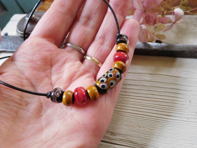 Collier ras de cou perles en verre et cordon cuir