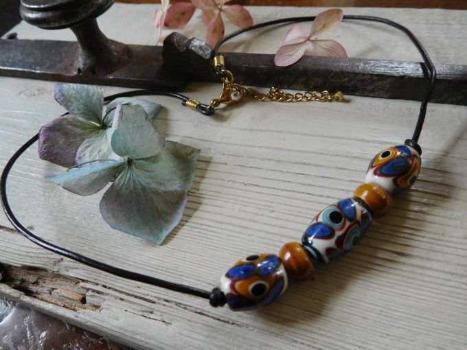 Collier ras de cou perles en verre et cordon cuir