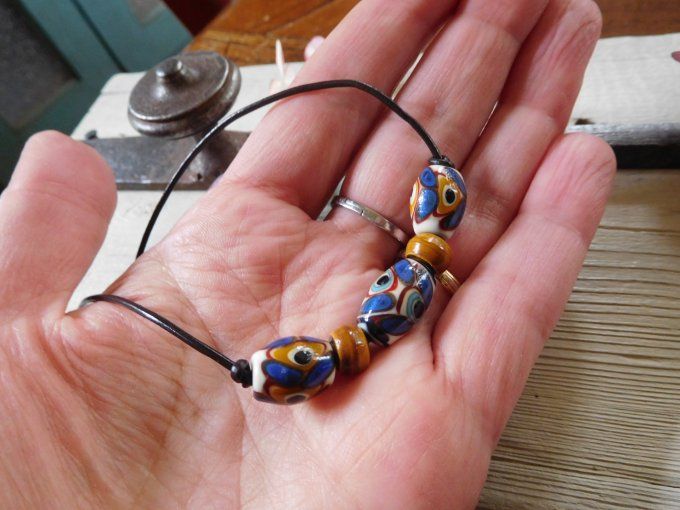 Collier ras de cou perles en verre et cordon cuir