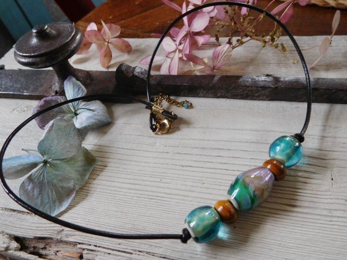 Collier ras de cou perles en verre et cordon cuir