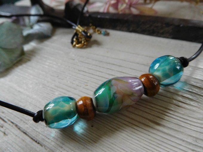 Collier ras de cou perles en verre et cordon cuir