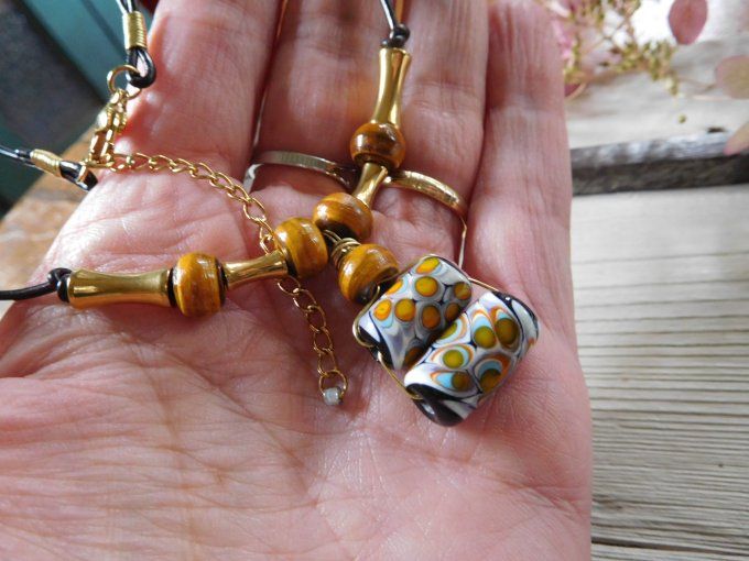 Collier ras de cou perles en verre et cordon cuir