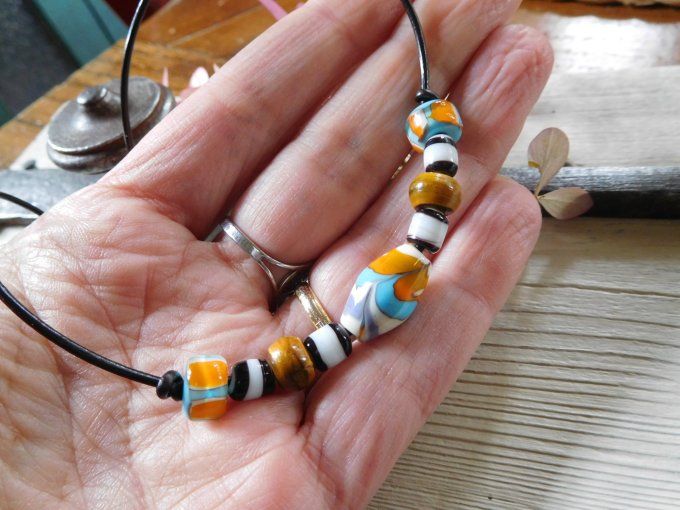 Collier ras de cou perles en verre et cordon cuir