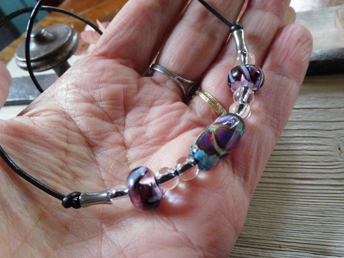 Collier ras de cou perles en verre et cordon cuir