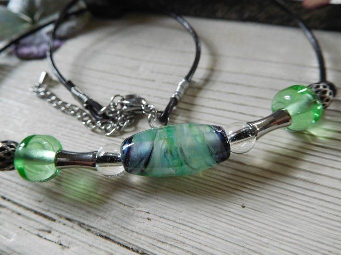 Collier ras de cou perles en verre et cordon cuir