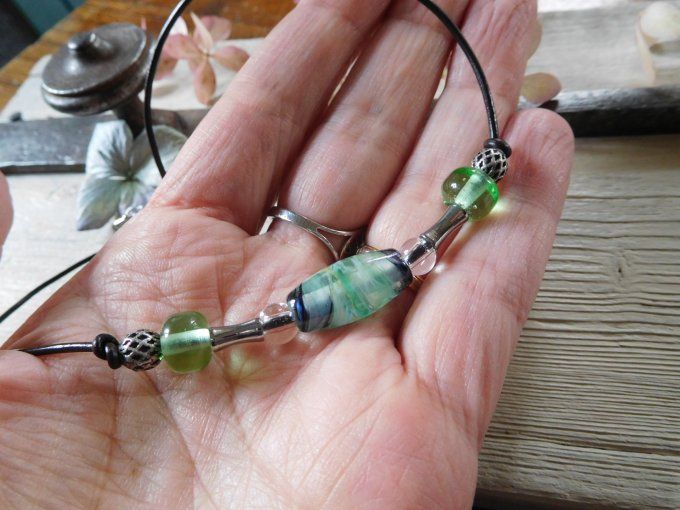 Collier ras de cou perles en verre et cordon cuir