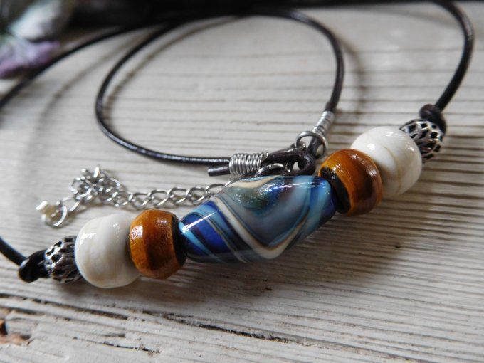 Collier ras de cou perles en verre et cordon cuir