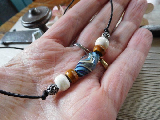 Collier ras de cou perles en verre et cordon cuir