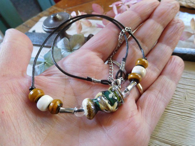 Collier ras de cou perles en verre et cordon cuir
