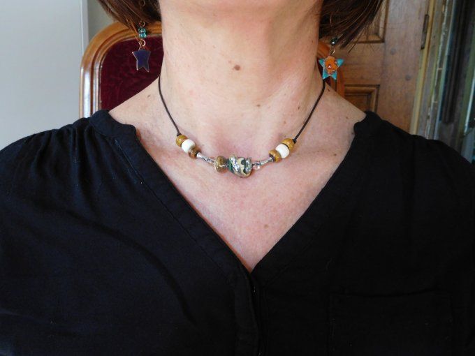 Collier ras de cou perles en verre et cordon cuir