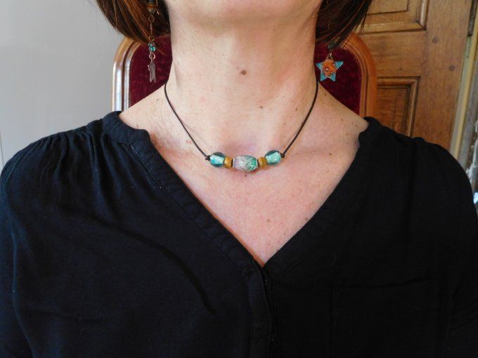 Collier ras de cou perles en verre et cordon cuir