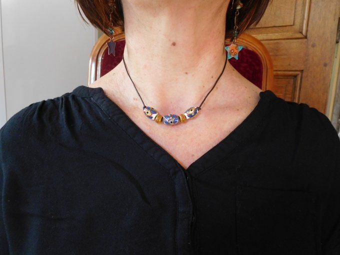 Collier ras de cou perles en verre et cordon cuir