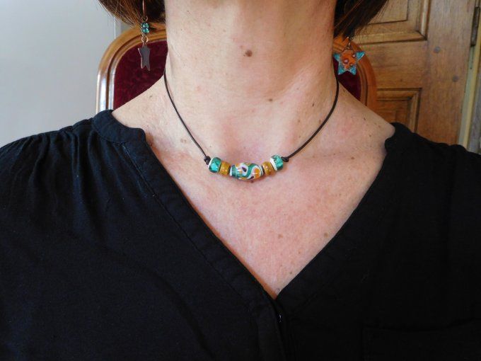 Collier ras de cou perles en verre et cordon cuir