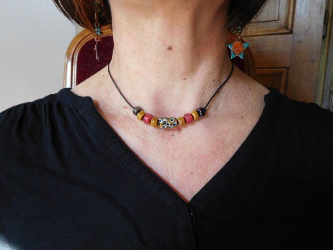 Collier ras de cou perles en verre et cordon cuir