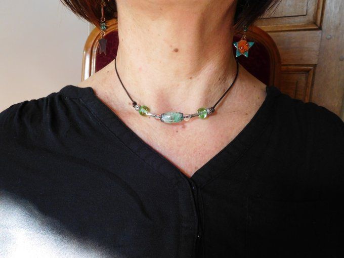 Collier ras de cou perles en verre et cordon cuir