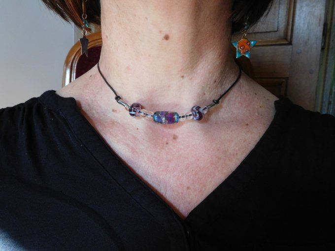 Collier ras de cou perles en verre et cordon cuir