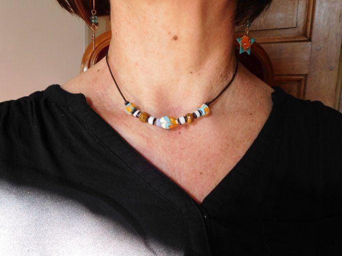 Collier ras de cou perles en verre et cordon cuir