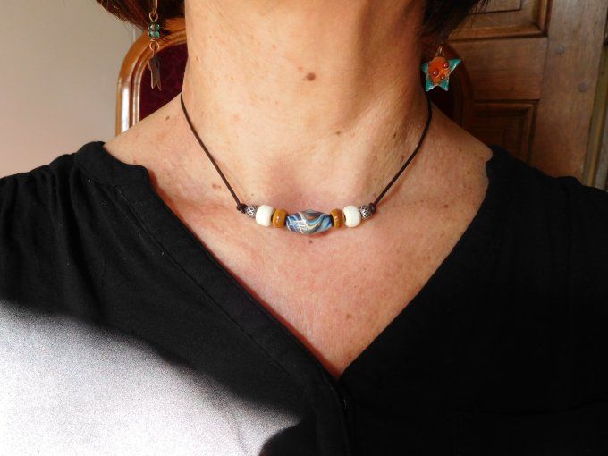 Collier ras de cou perles en verre et cordon cuir
