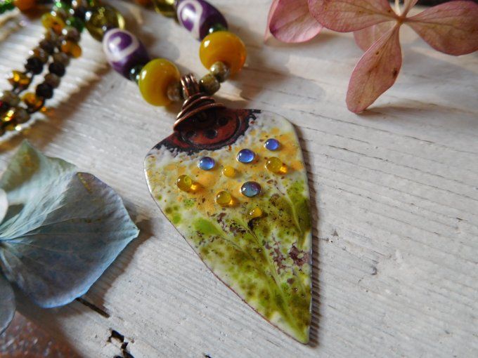 Long collier bohème perles en verre et émaux sur cuivre