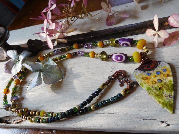 Long collier bohème perles en verre et émaux sur cuivre