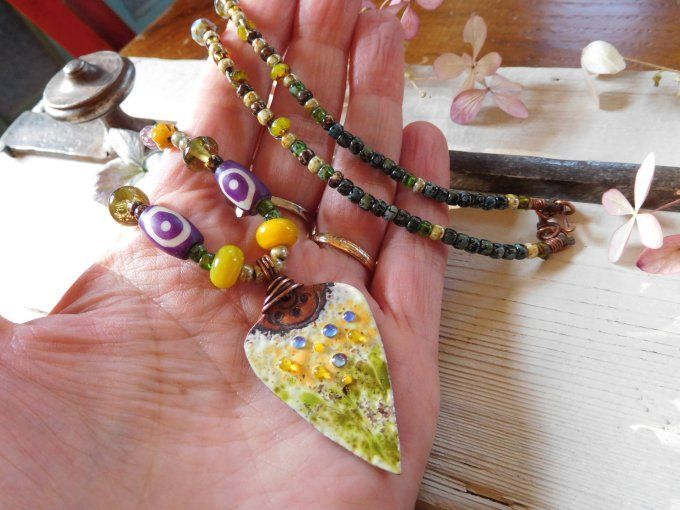 Long collier bohème perles en verre et émaux sur cuivre