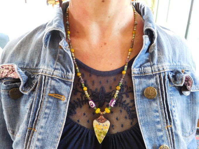 Long collier bohème perles en verre et émaux sur cuivre