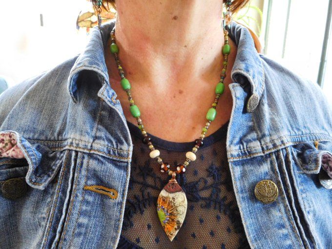 Long collier bohème perles en verre et émaux sur cuivre