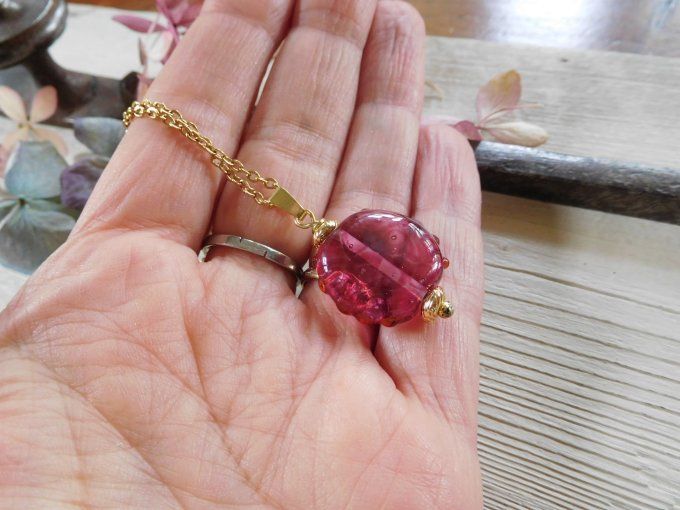 Collier chaîne avec grosse perle en verre en pendentif