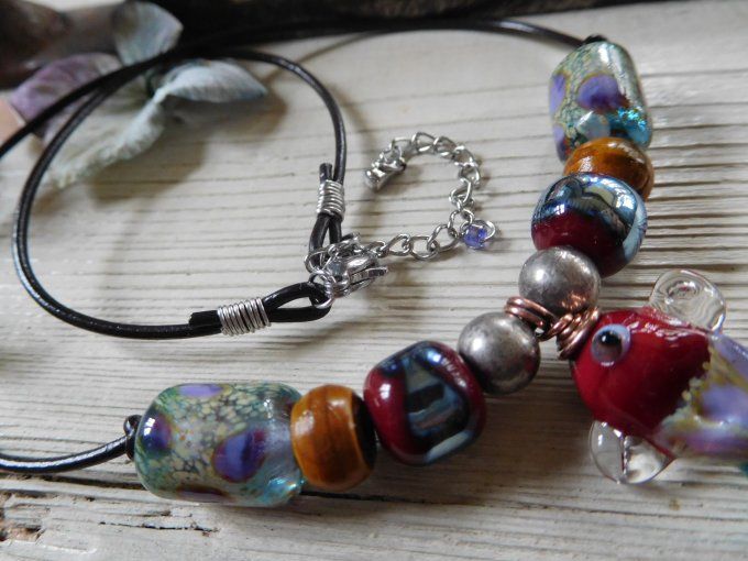 Collier ras de cou perles en verre et cordon cuir