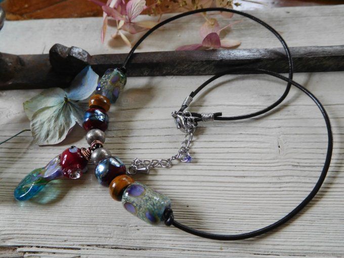 Collier ras de cou perles en verre et cordon cuir