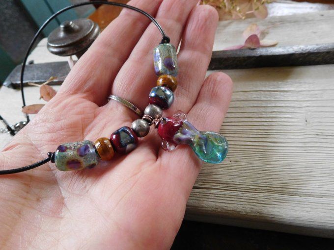 Collier ras de cou perles en verre et cordon cuir