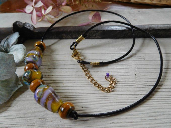 Collier ras de cou perles en verre et cordon cuir