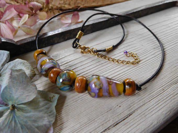 Collier ras de cou perles en verre et cordon cuir