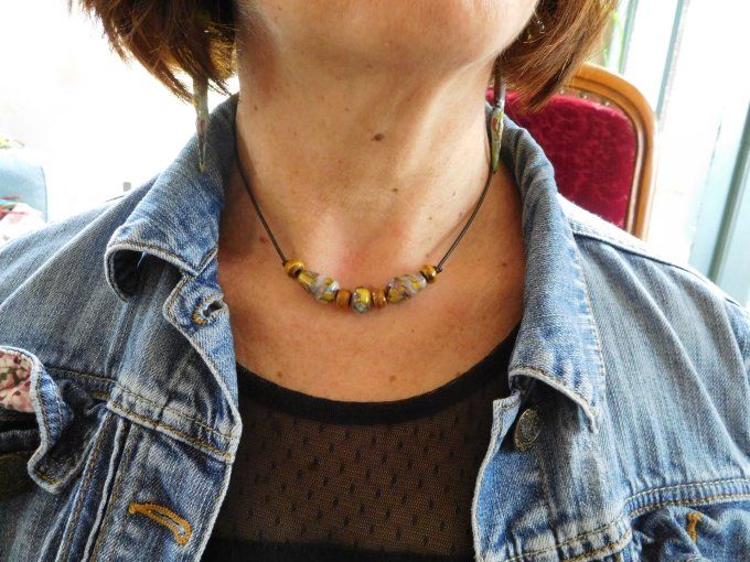 Collier ras de cou perles en verre et cordon cuir