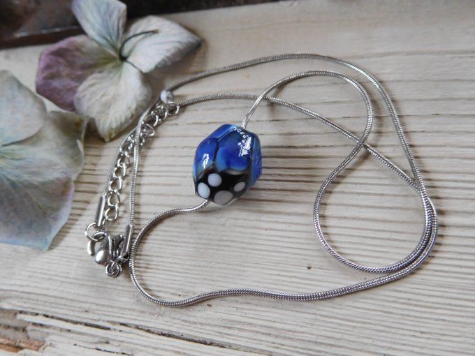 Pendentif en verre avec chaîne ras de cou