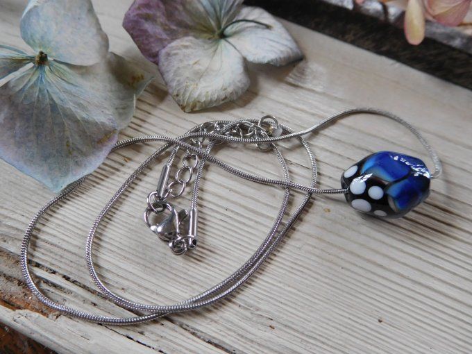 Pendentif en verre avec chaîne ras de cou