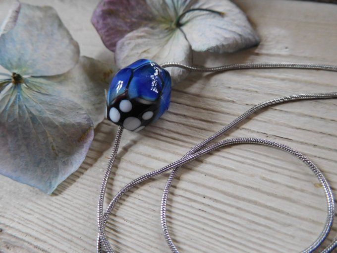 Pendentif en verre avec chaîne ras de cou