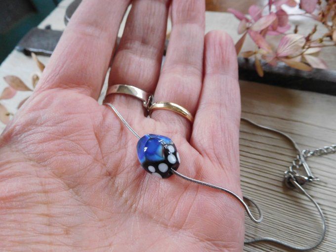 Pendentif en verre avec chaîne ras de cou