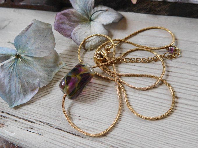Pendentif en verre avec chaîne ras de cou